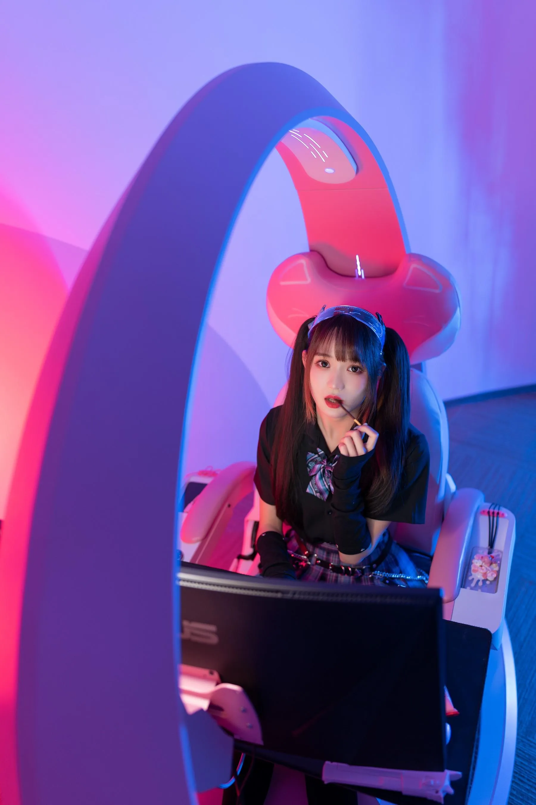 [艺图语] 2022.06.09 电竞少女 兔子Zzz不吃胡萝卜 [22P]插图5
